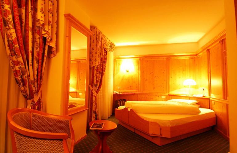 Hotel Cevedale Living Romance Hotel كوغولو الغرفة الصورة