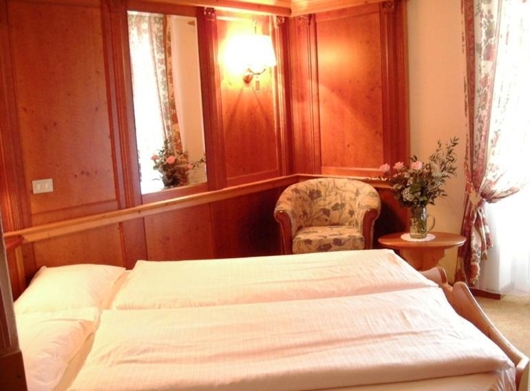 Hotel Cevedale Living Romance Hotel كوغولو الغرفة الصورة